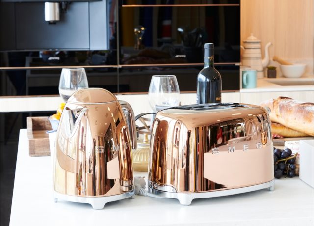 La bouilloire et le Toaster SMEG en colori Rose